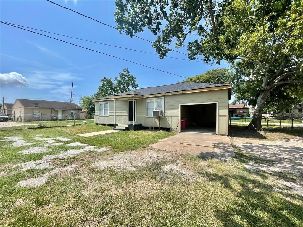 611 N Avenue D - Photo 1