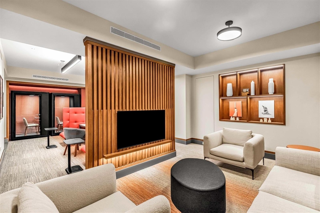 East 44th Street - Photo 13