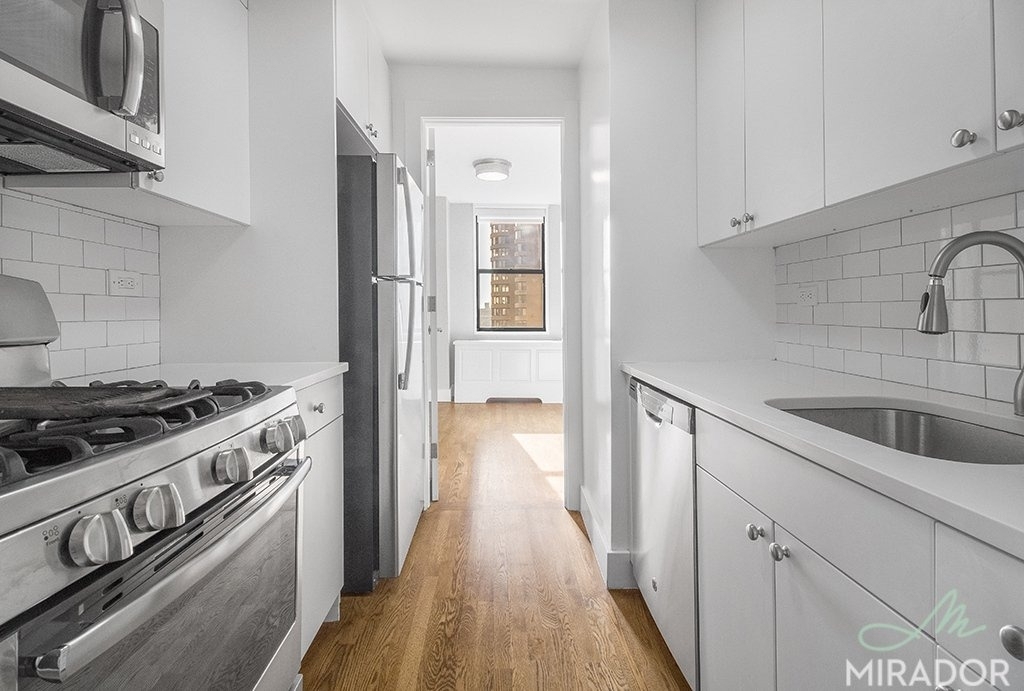 330 E 39th Street - Photo 3