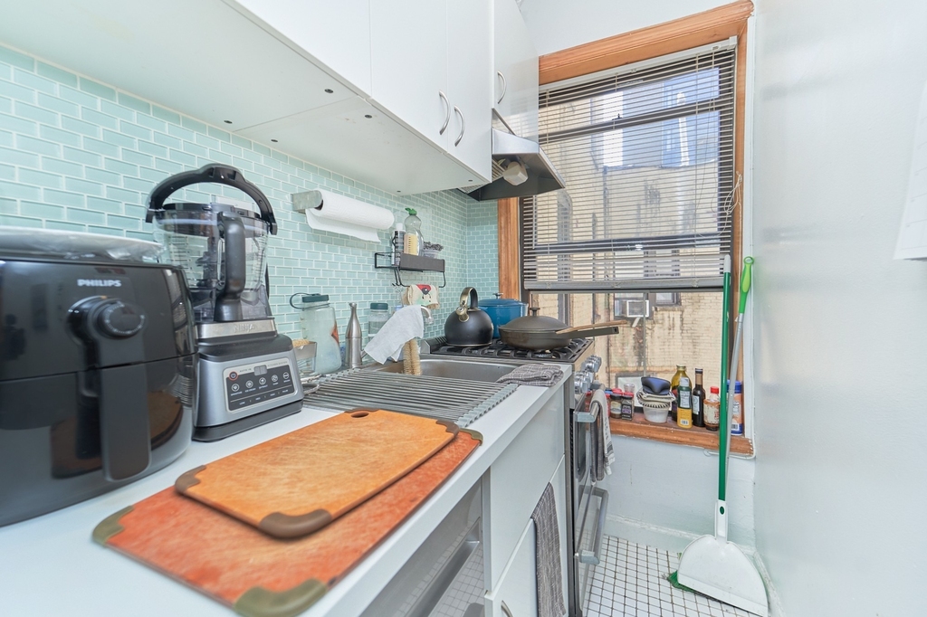 319 E 95th Street - Photo 3