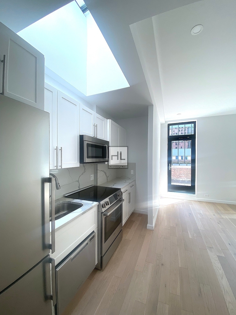 East 48th Street - Photo 1