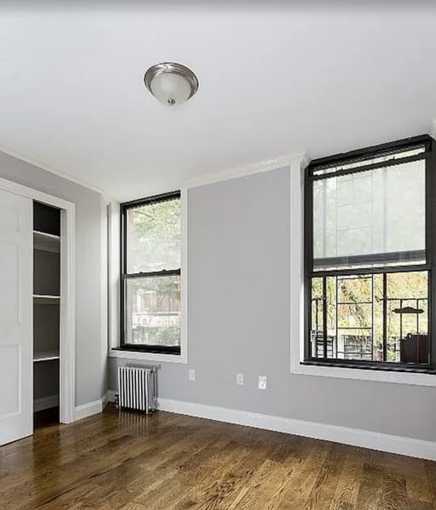 East 10th Street - Photo 5