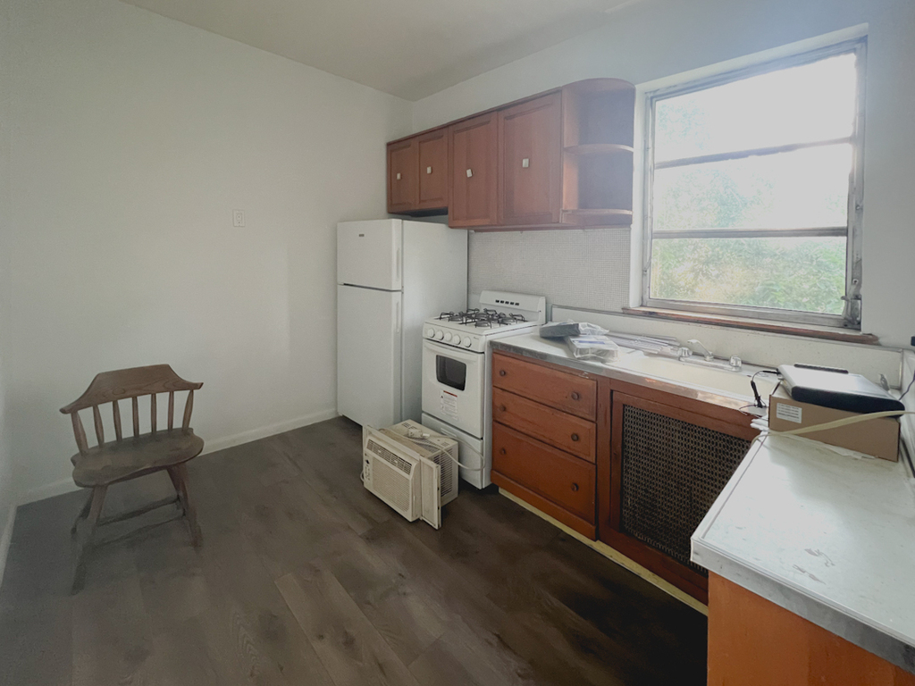 228 East 9 Street - Photo 5