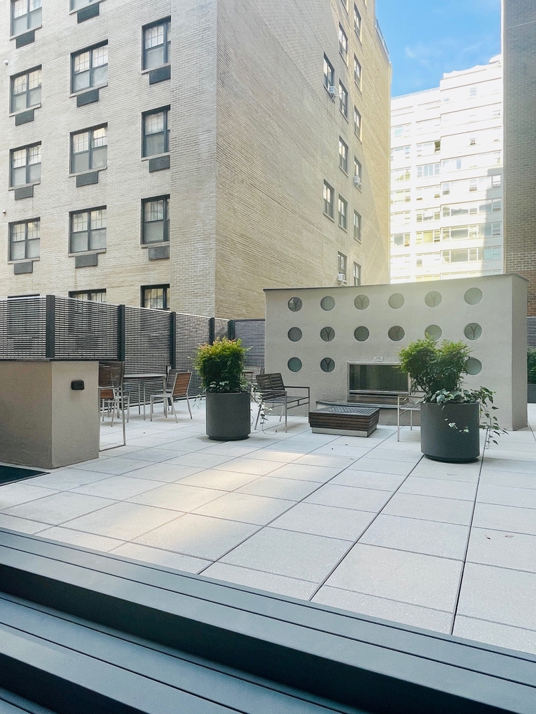 East 79th Street - Photo 6