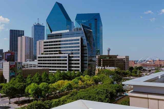 2025 Woodall Rodgers Freeway - Photo 32