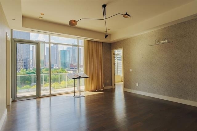 2025 Woodall Rodgers Freeway - Photo 18