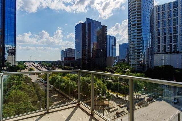 2025 Woodall Rodgers Freeway - Photo 17