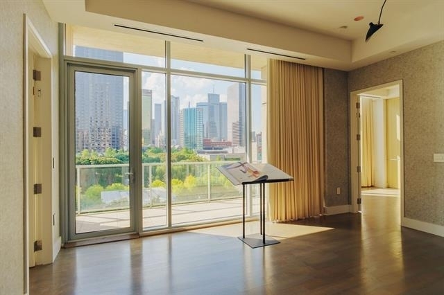 2025 Woodall Rodgers Freeway - Photo 19
