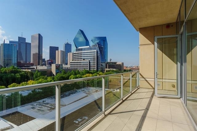 2025 Woodall Rodgers Freeway - Photo 16