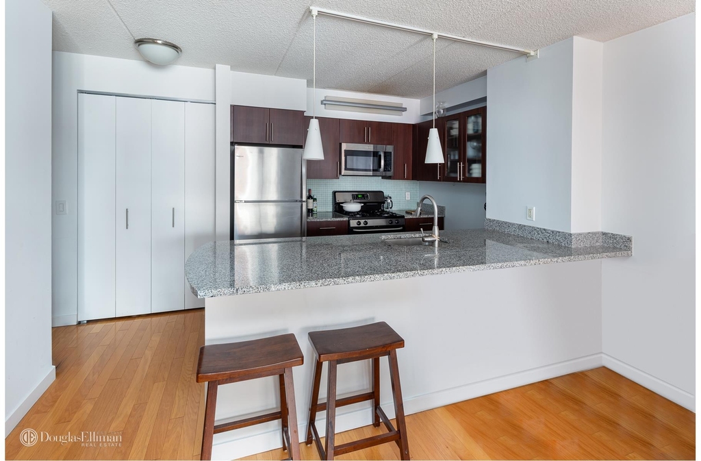 555 W 23rd St - Photo 4