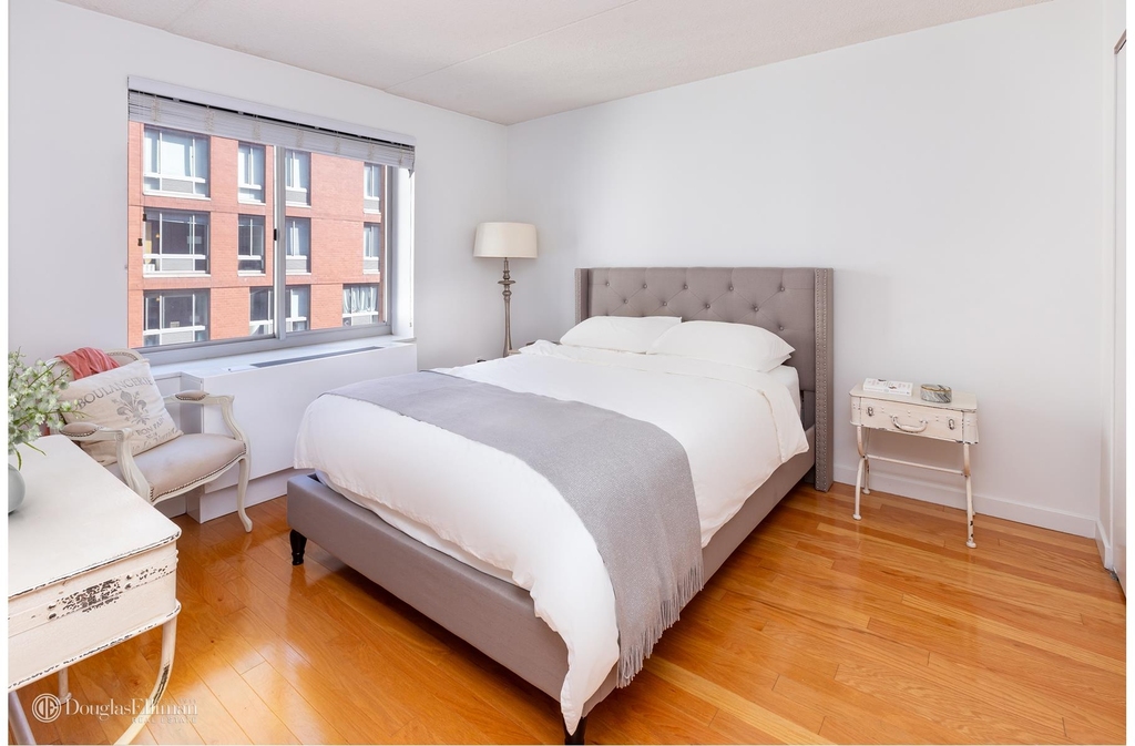 555 W 23rd St - Photo 5