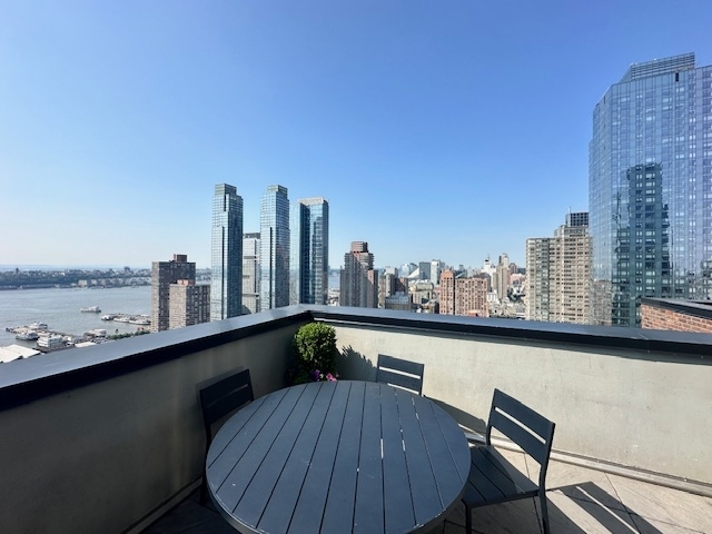 Hudson Yards Luxury One Bedroom - Photo 2