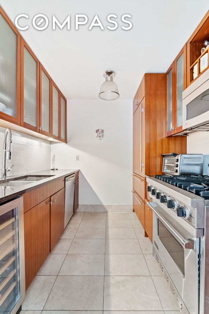250 E 53rd Street - Photo 4