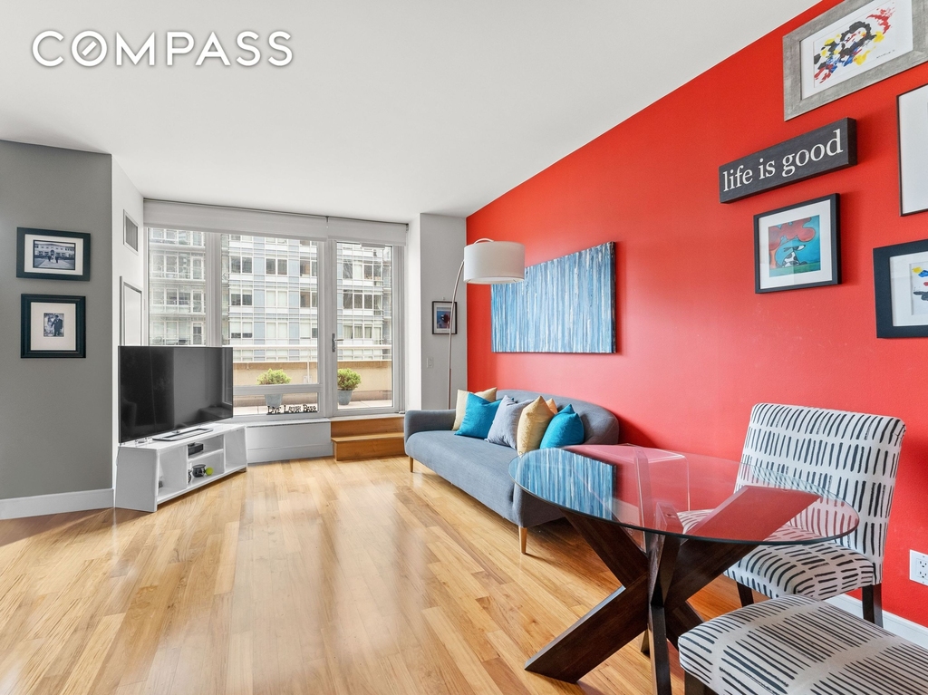 250 E 53rd Street - Photo 2