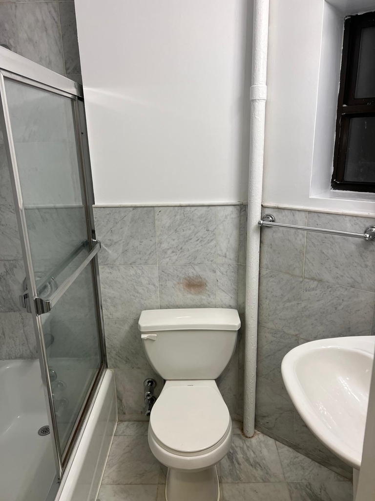 East 85th Street - Photo 3