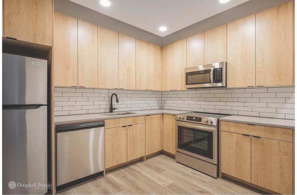 1856 Park Ave - Photo 1
