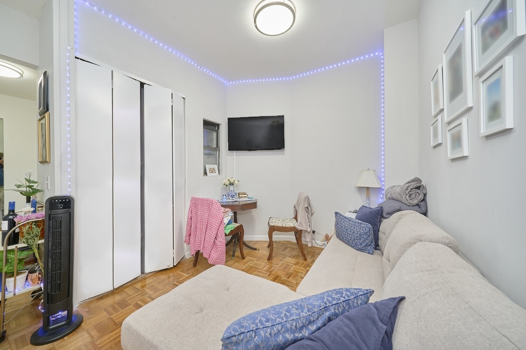 335 W 43rd Street - Photo 1