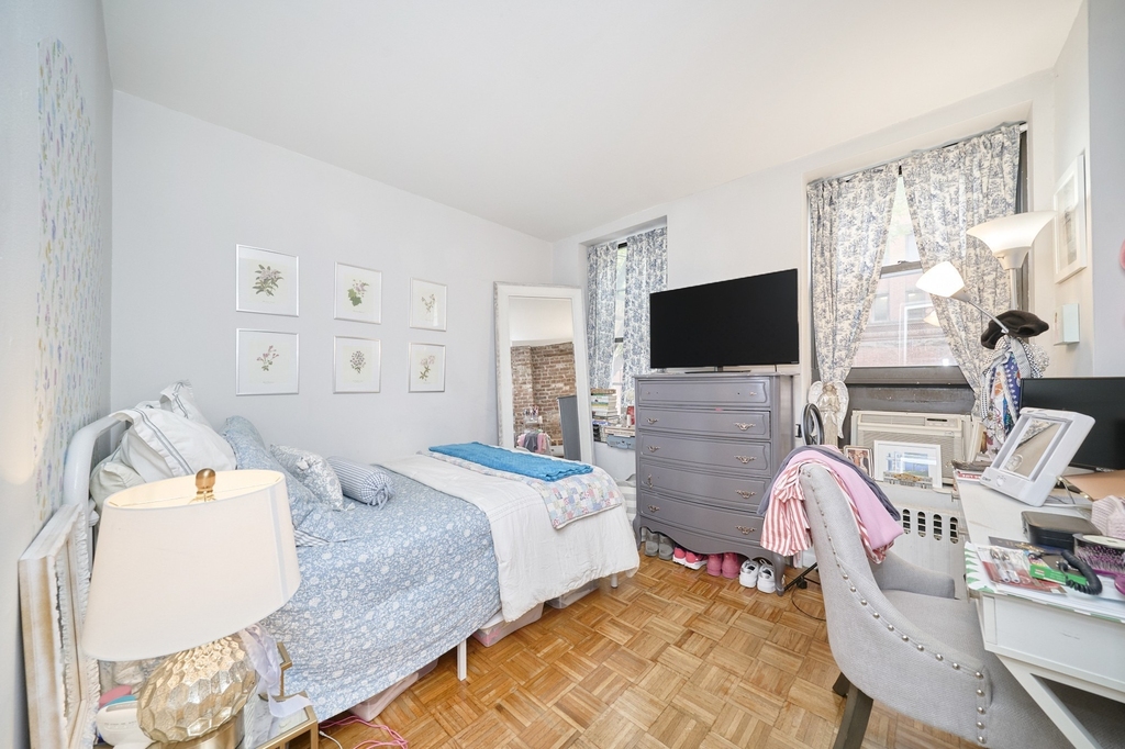 335 W 43rd Street - Photo 4