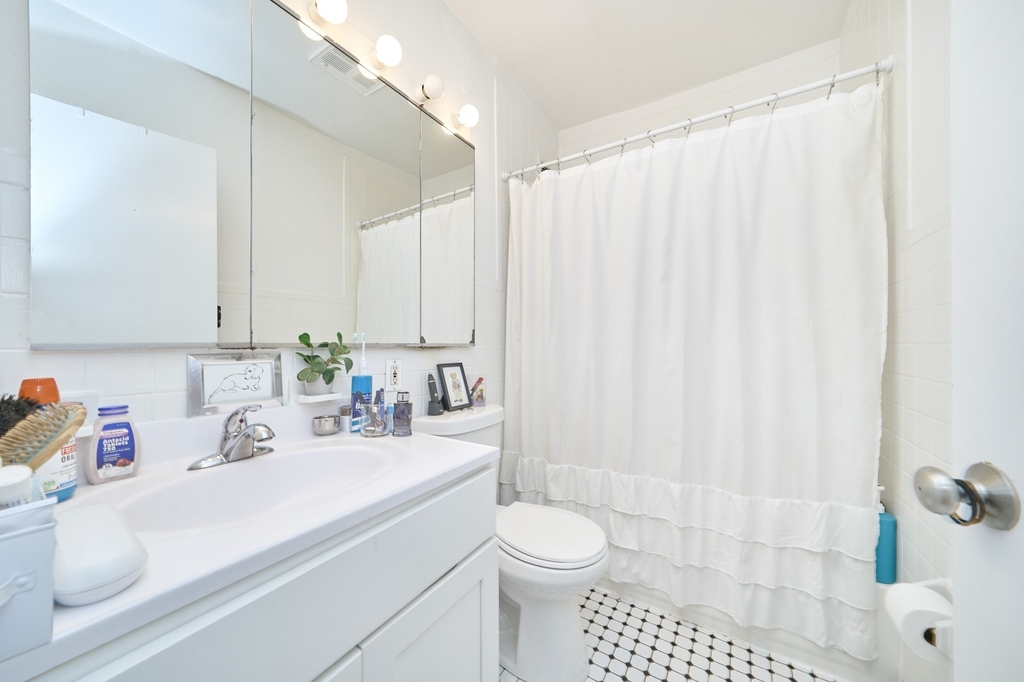 335 W 43rd Street - Photo 6