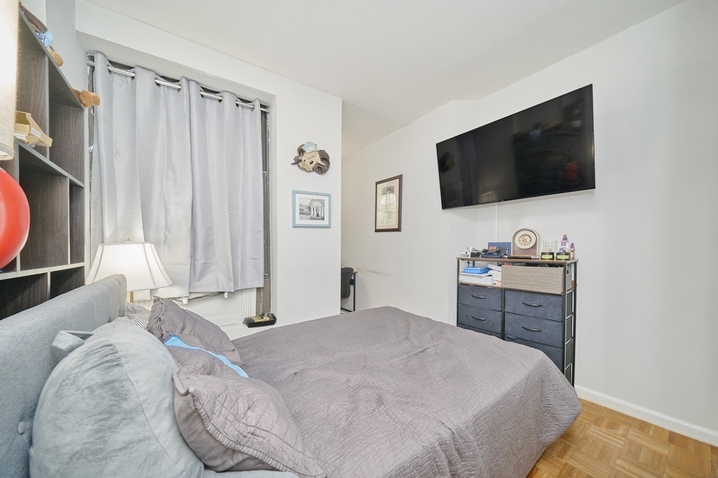 335 W 43rd Street - Photo 3