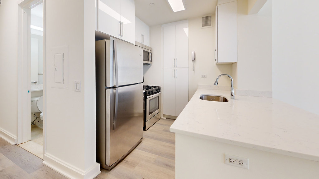 10 Hanover Square - Photo 1