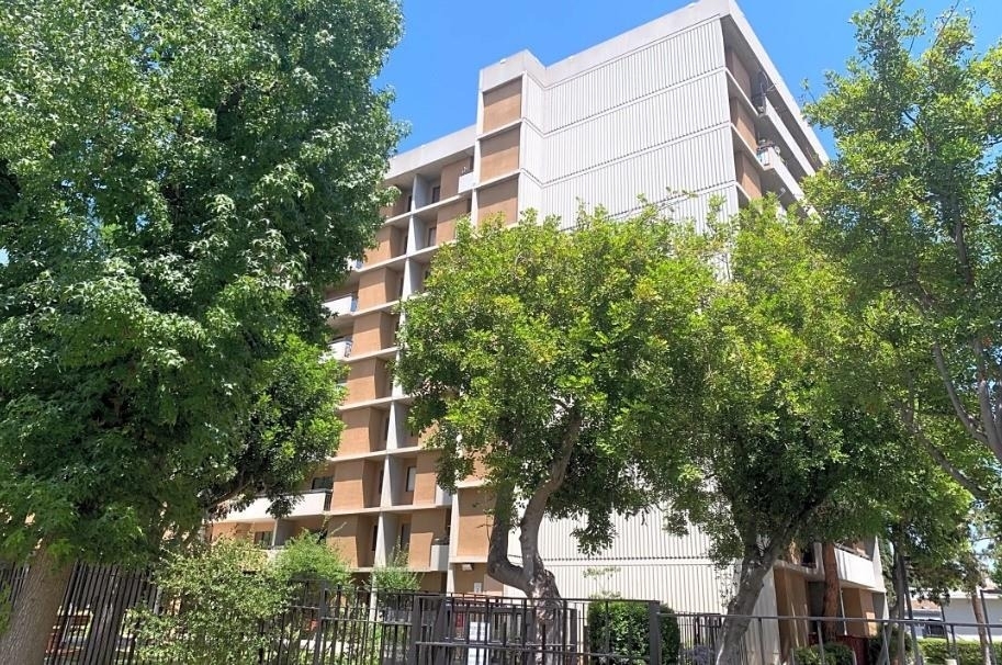 440 N Madison Ave - Photo 3