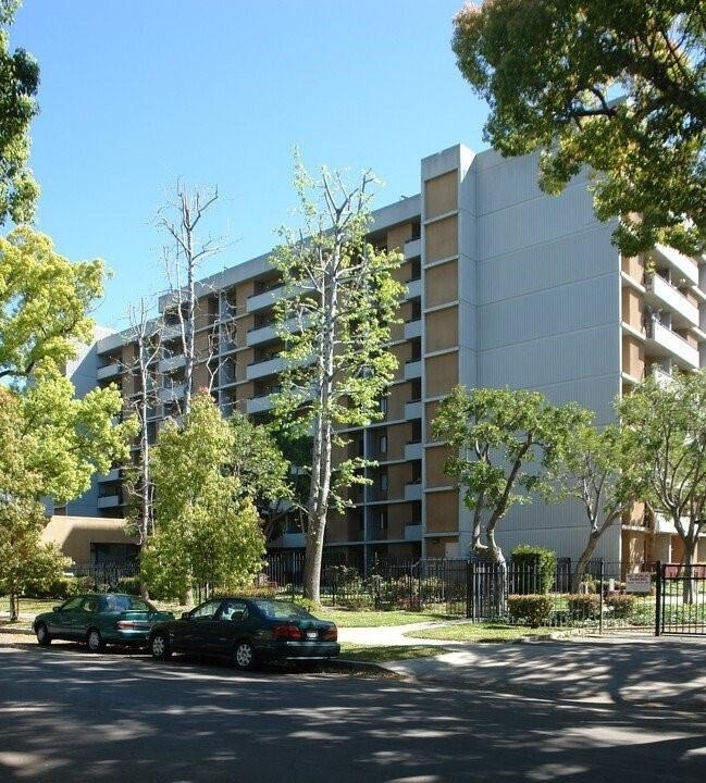 440 N Madison Ave - Photo 0