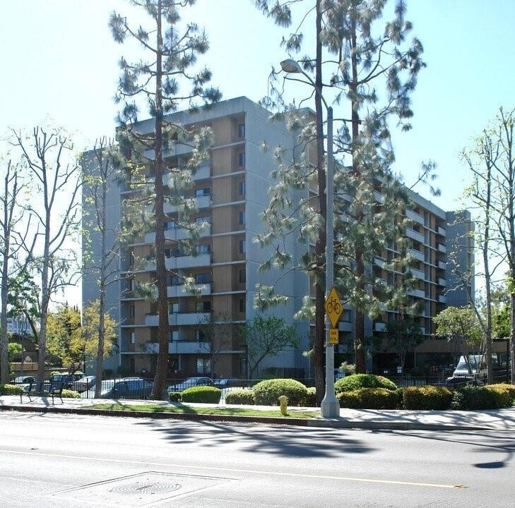 440 N Madison Ave - Photo 1
