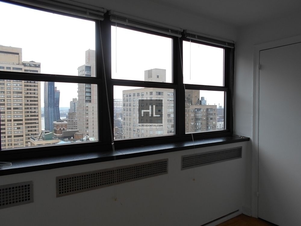 East 38th Street - Photo 8