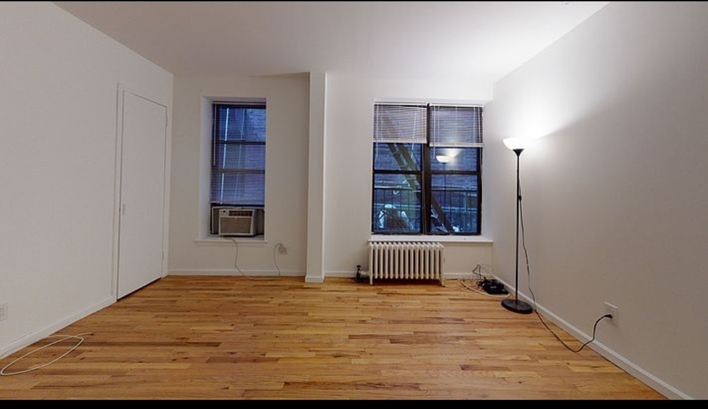 72nd street and 1st avenue. - Photo 2