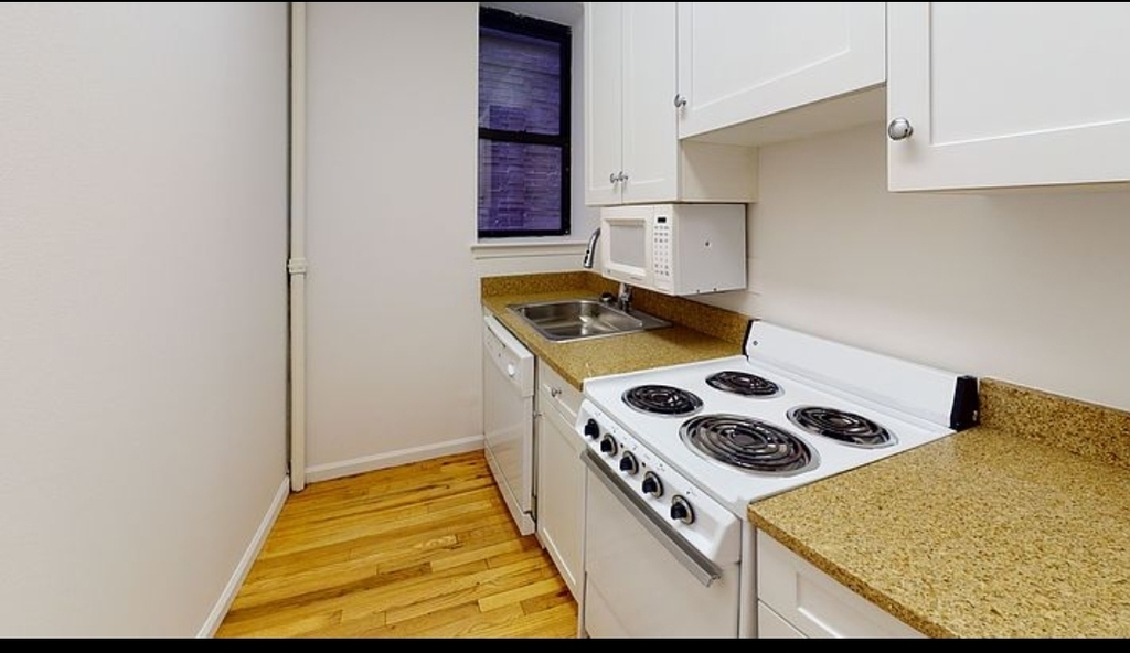 72nd street and 1st avenue. - Photo 3