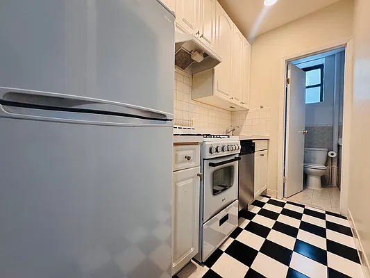 405 West 45th Street - Photo 4