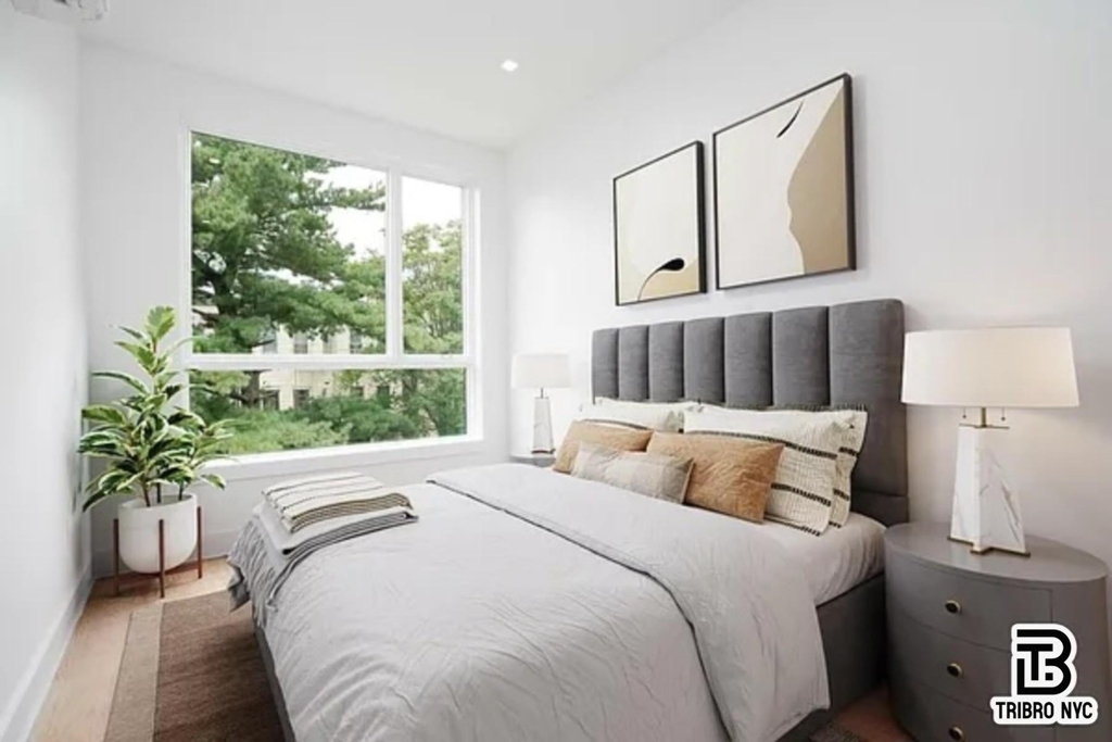 92 Manhattan Avenue - Photo 3