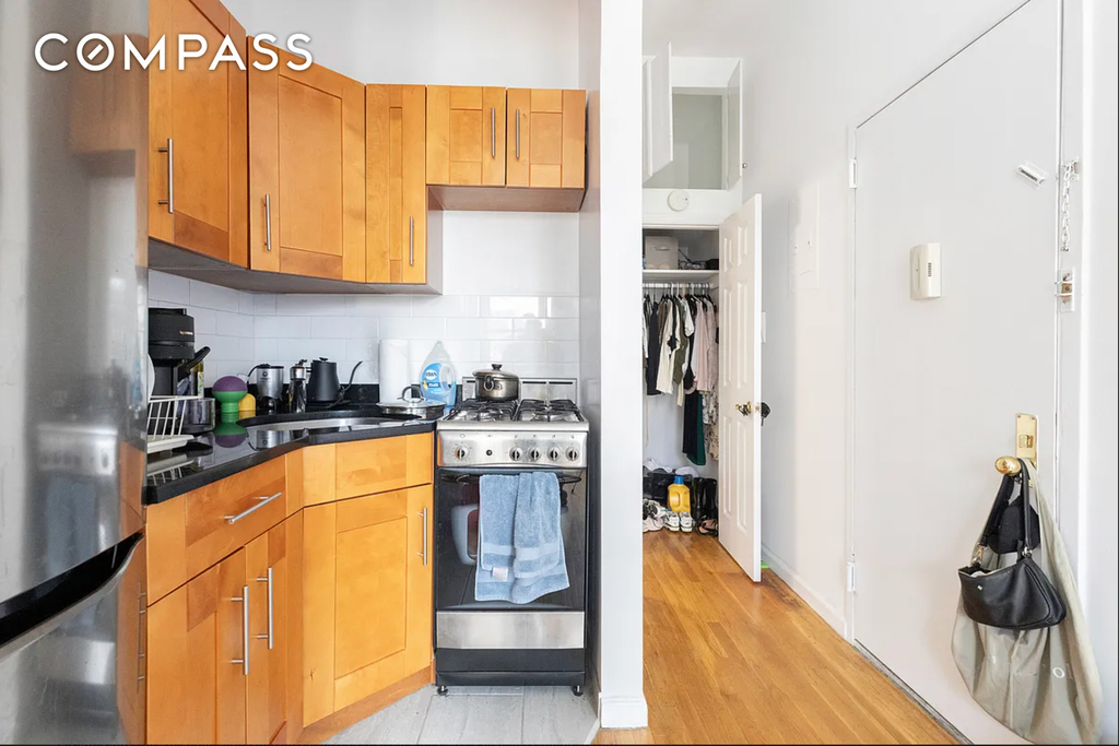1582 York Avenue - Photo 3