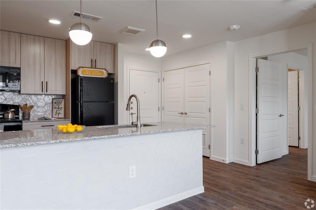 1200 W Koenig Lane Street - Photo 16