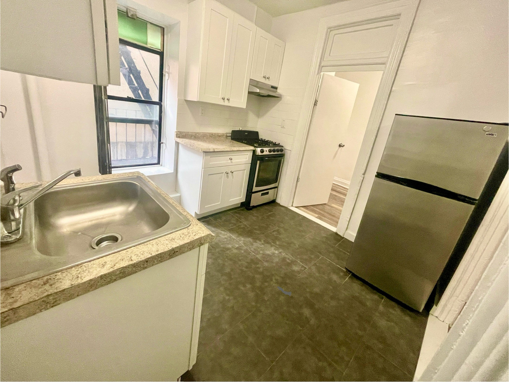 East 75th St & York - Photo 4