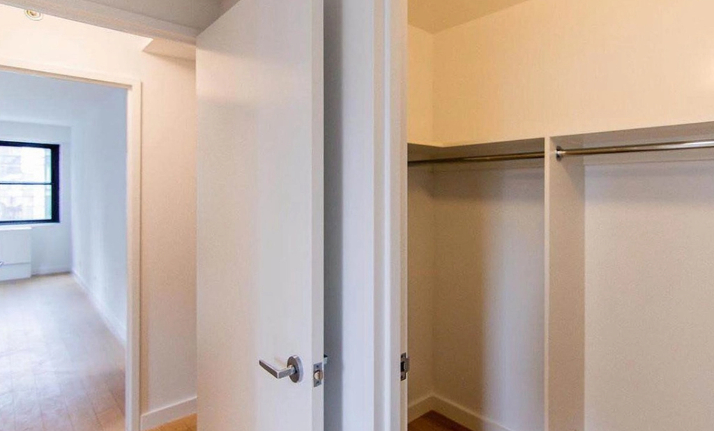222 East 39th Street - Photo 4