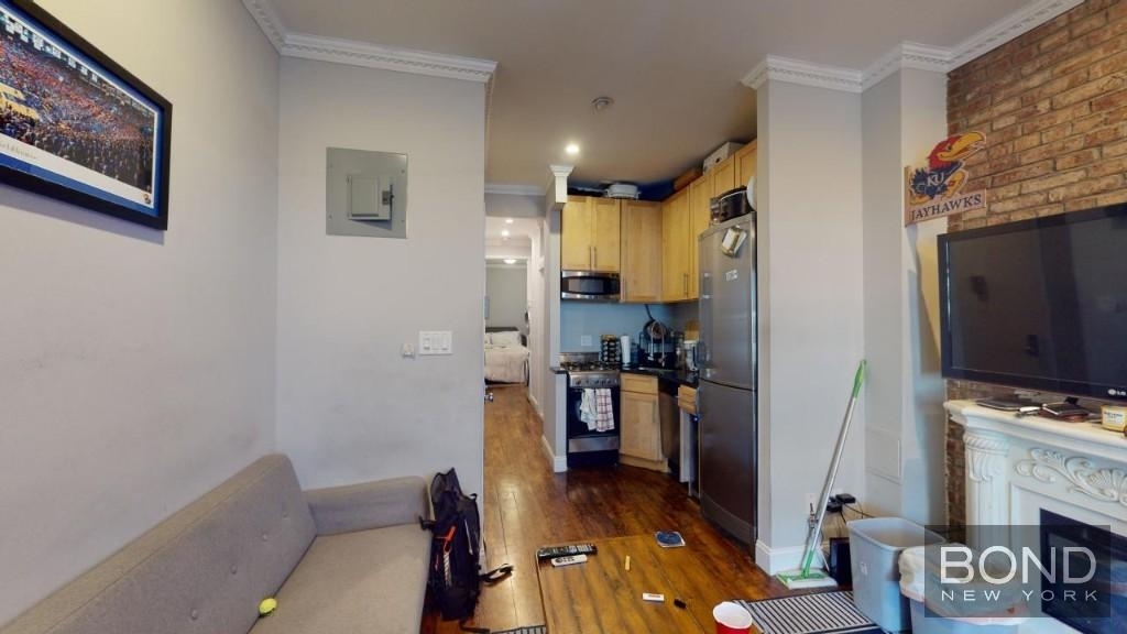 Tenth Avenue - Photo 2
