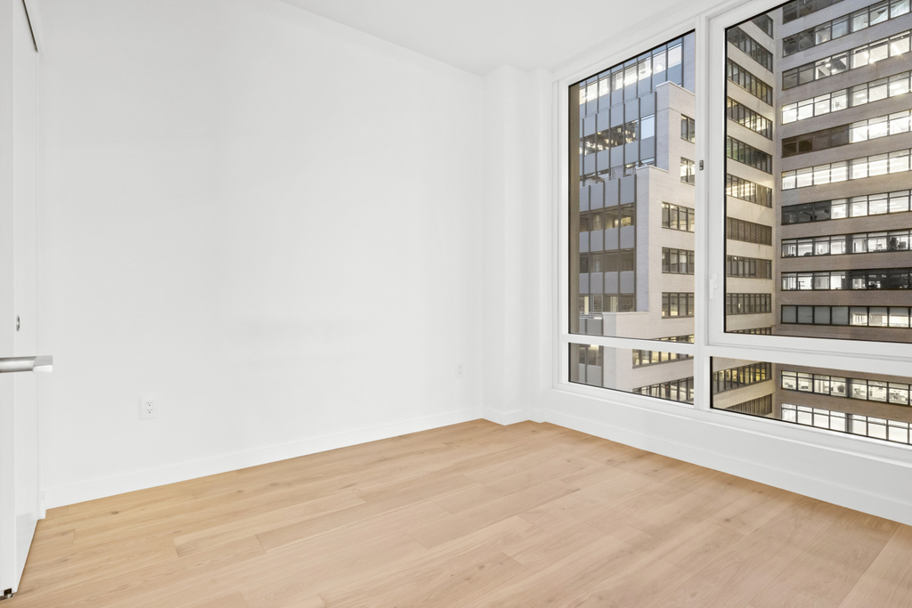 135 E 47th Street - Photo 4