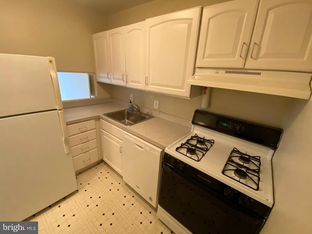 1330 New Hampshire Avenue Nw - Photo 2