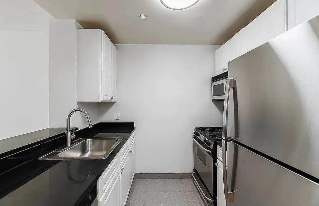 1st Avenue - Photo 3