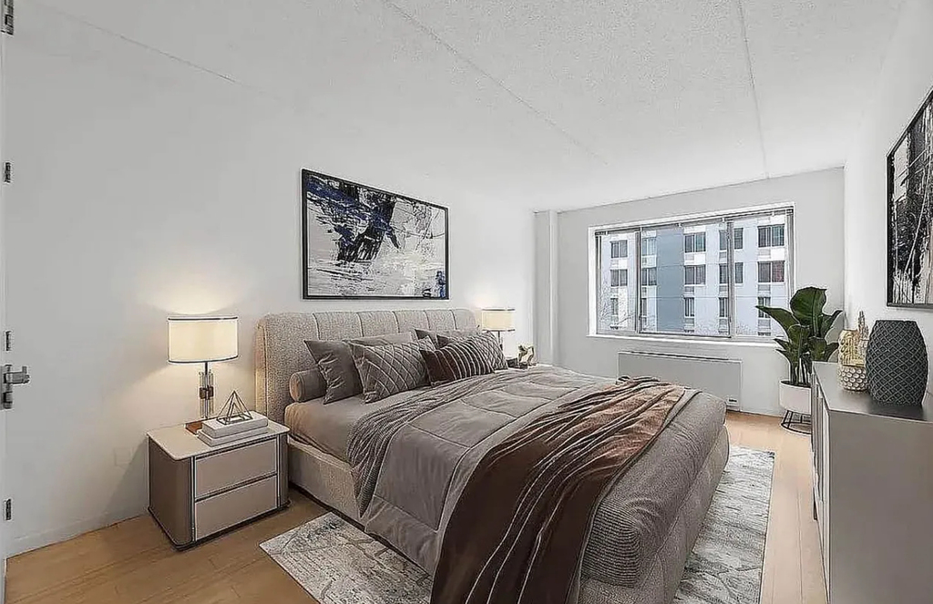 1st Avenue - Photo 1