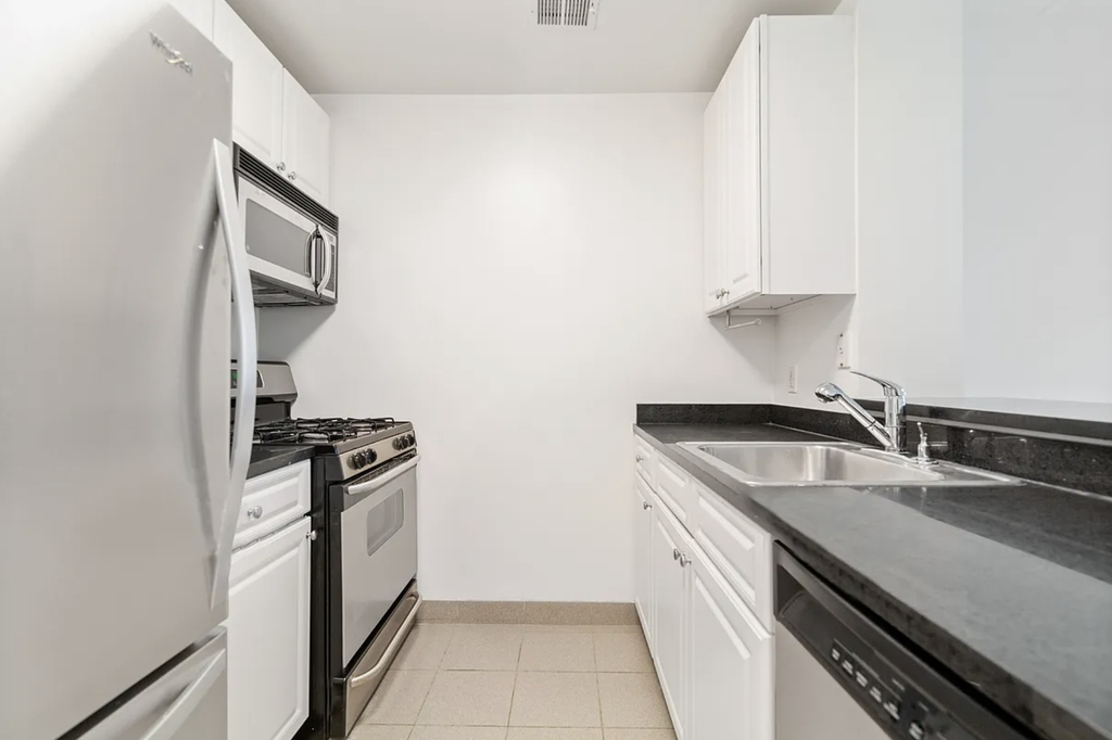 1st Avenue - Photo 3