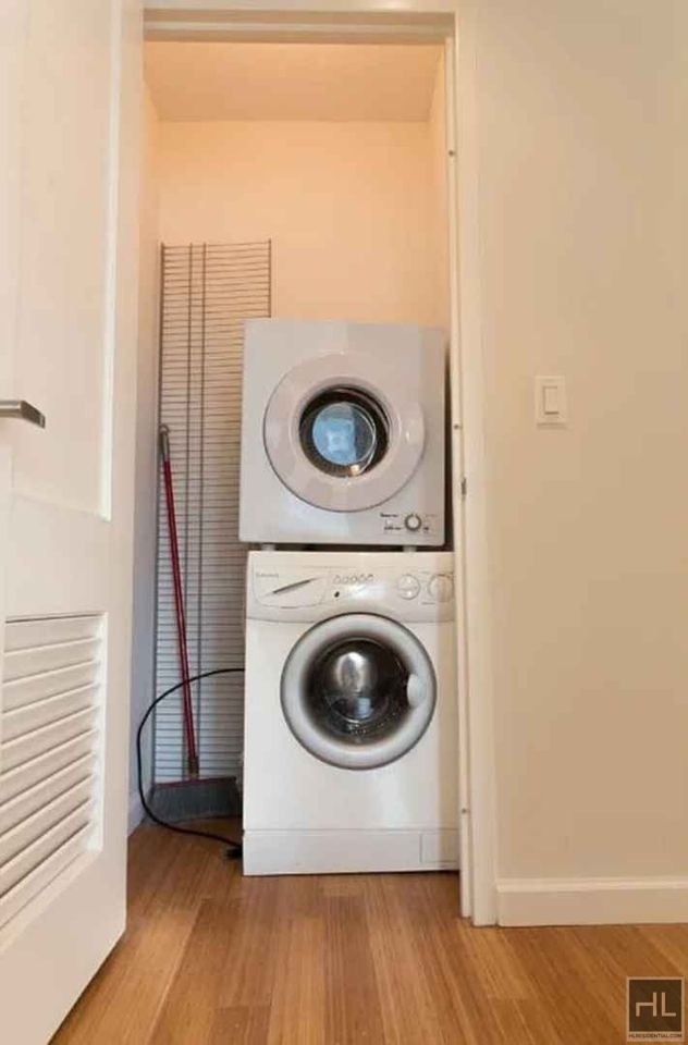 24-15 Queens Plaza North - Photo 3