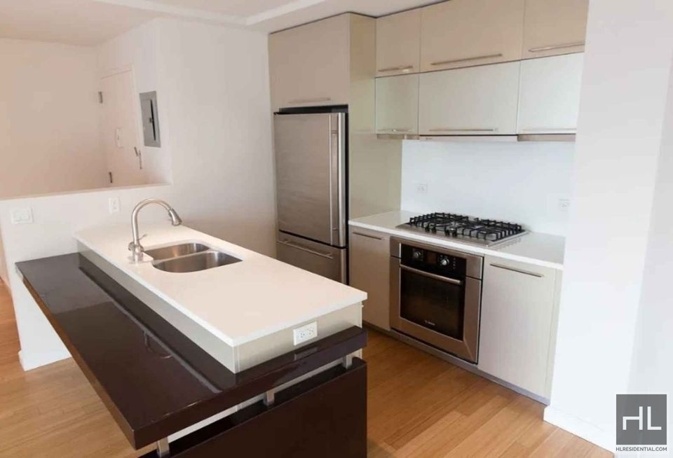 24-15 Queens Plaza North - Photo 2