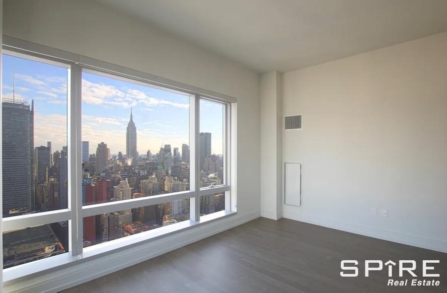 Tenth Avenue - Photo 0