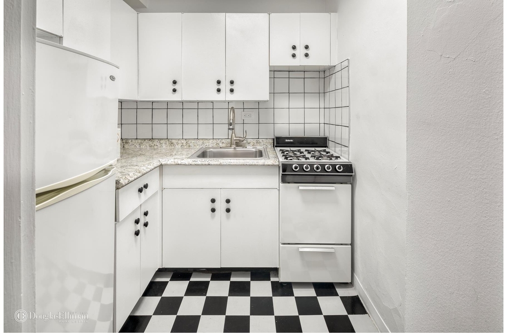 245 E 35th St - Photo 3