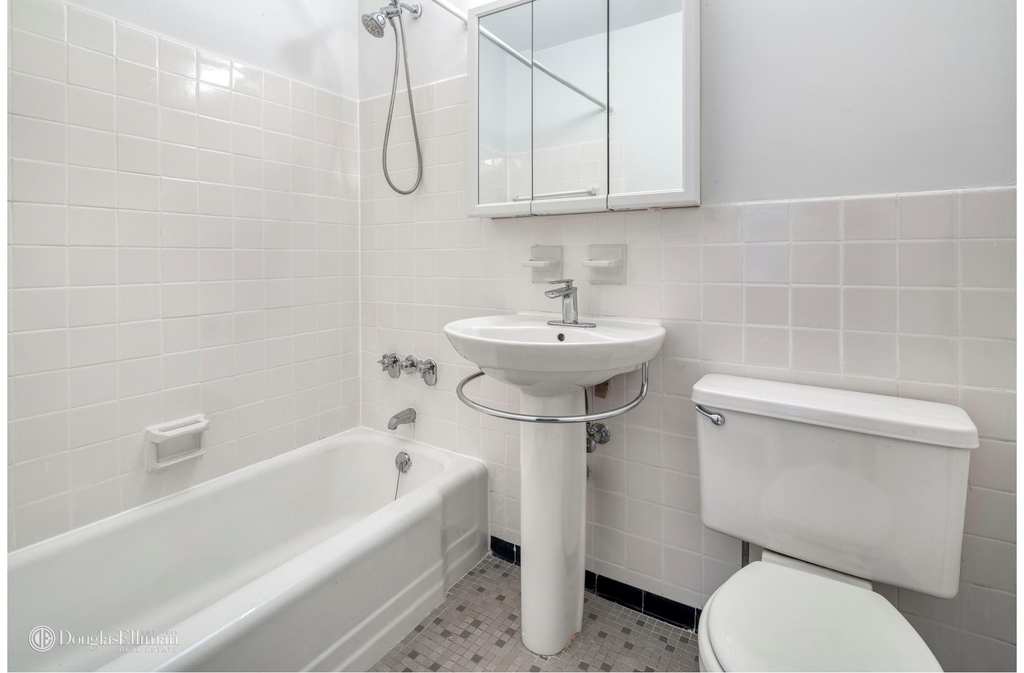 245 E 35th St - Photo 4