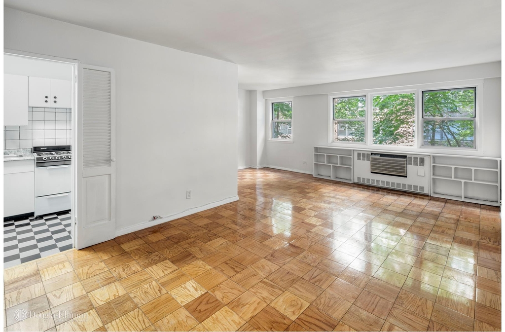245 E 35th St - Photo 0