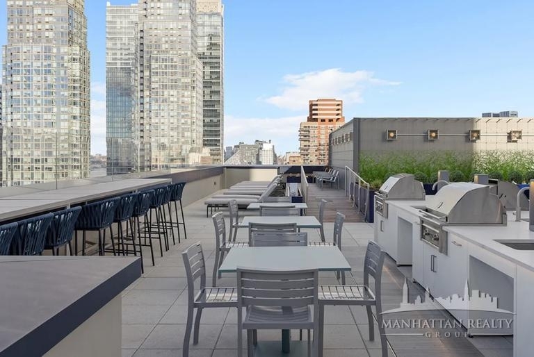 West 38th Street - Photo 7